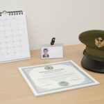 Subaylık yaş ve başvuru şartlarını temsil eden profesyonel masa kompozisyonu