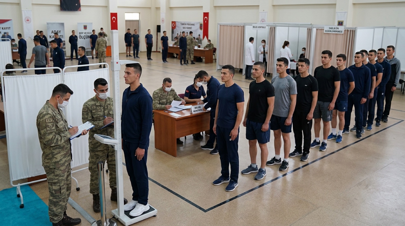 Askerî personel seçme merkezinde boy ve kilo ölçümü yapan uzman erbaş adayları